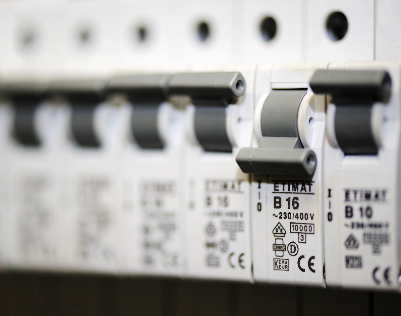Rozłączniki bezpiecznikowe – co warto wiedzieć o tych elementach instalacji elektrycznych?