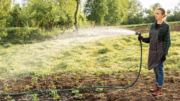 Jakie korzyści przynosi automatyczne nawadnianie w domowym ogrodzie?
