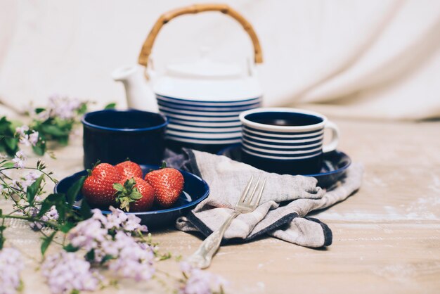 Jakie są zalety używania ceramicznych i szklanych naczyń do pieczenia w codziennej kuchni?