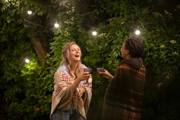 Kreowanie magicznej atmosfery dzięki inteligentnemu oświetleniu w przestrzeni przydomowej